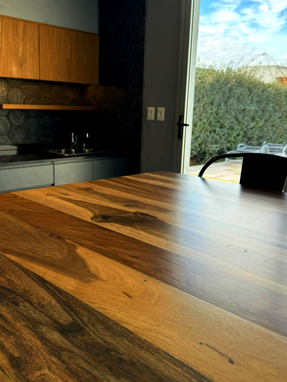 Elegancia Atemporal: Mesa de Comedor en Cedro y Petiribi